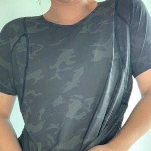 Lululemon Short Sleeve Camo Tee Size 6